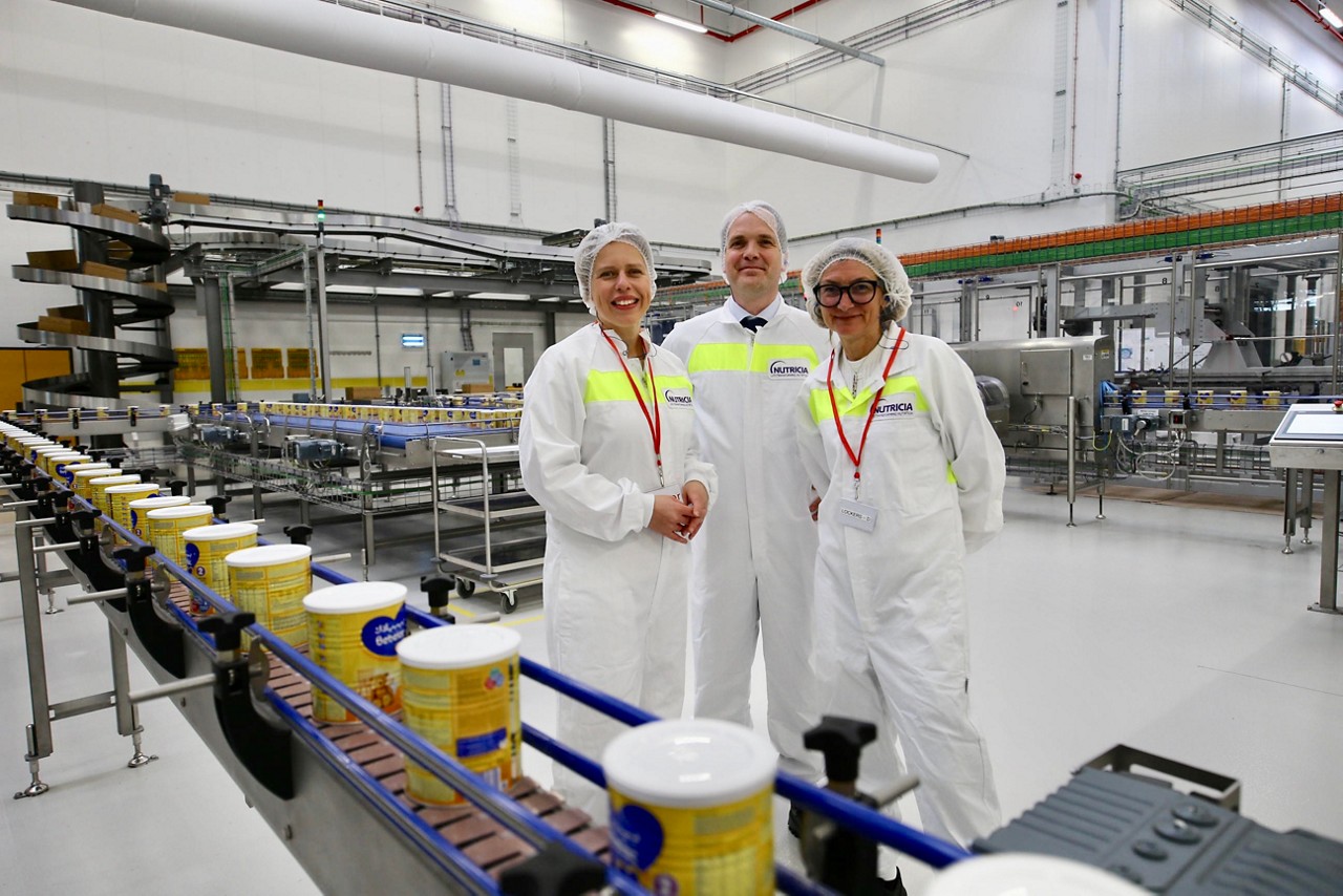 Carola Schouten opens Nutricia Cuijk plant.JPG