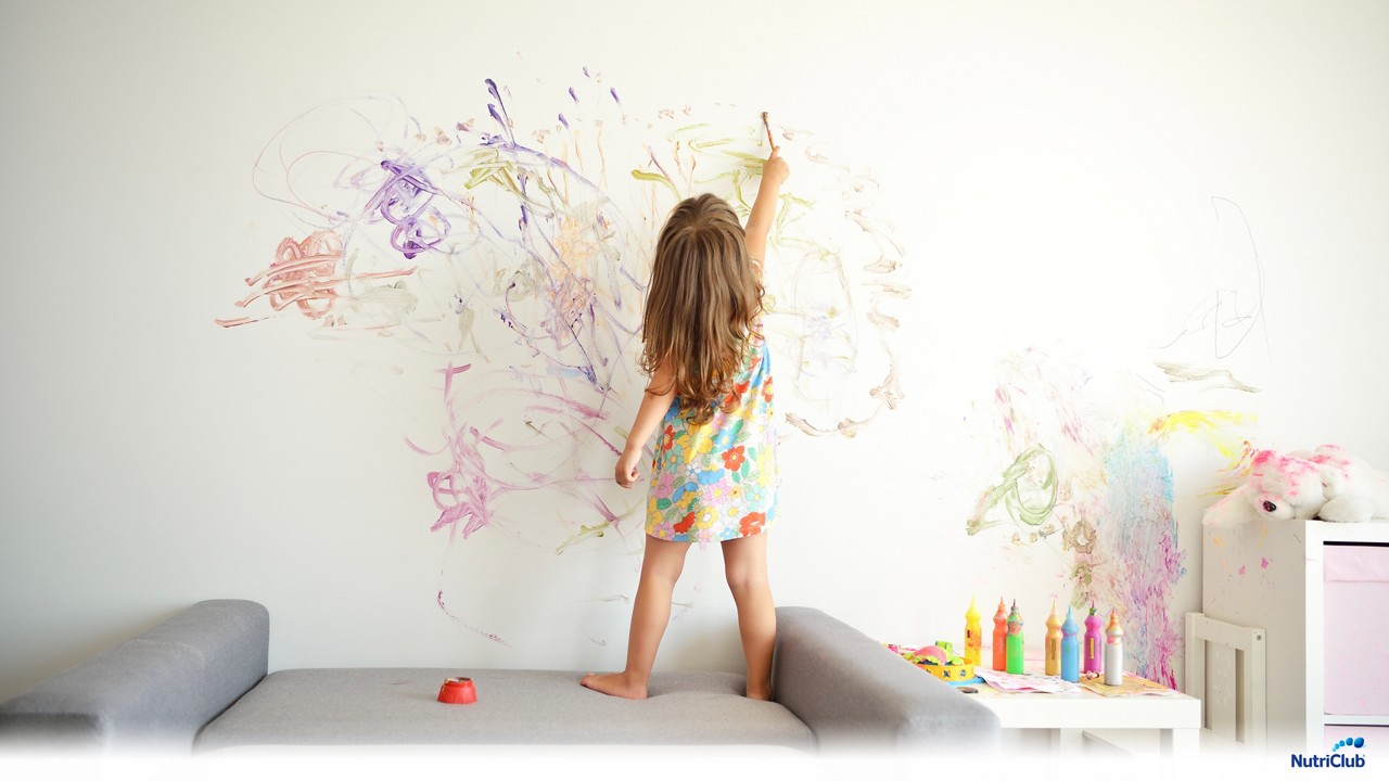 ребенок рисует на стене