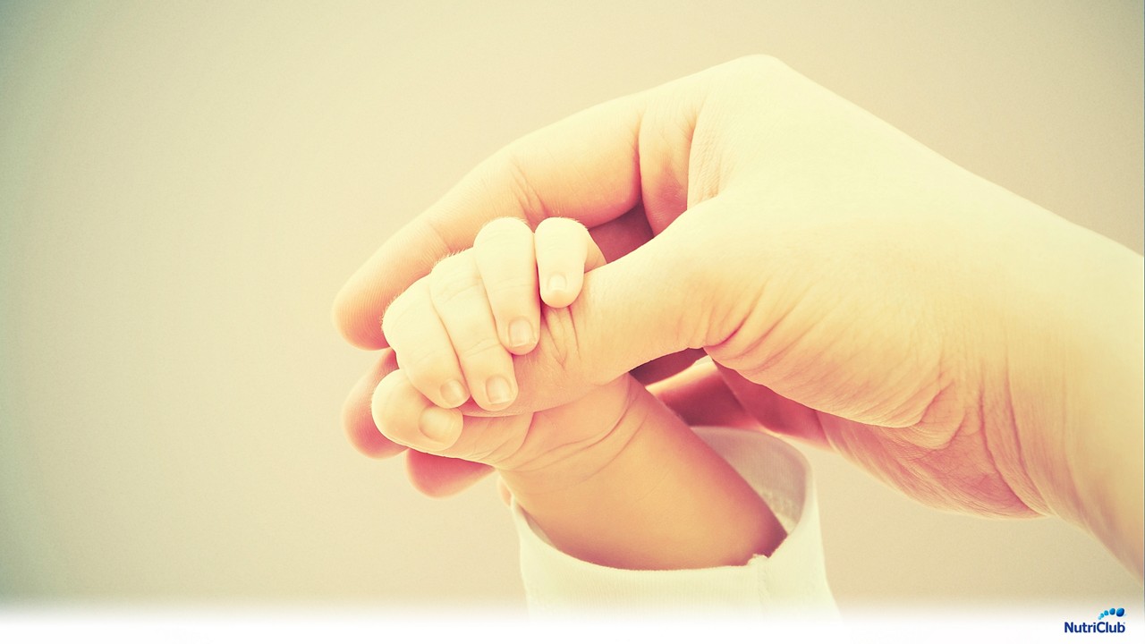 Руки новорожденного и мамы