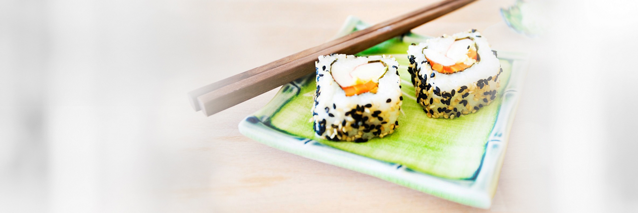 Sushi Rollen und Stäbchen