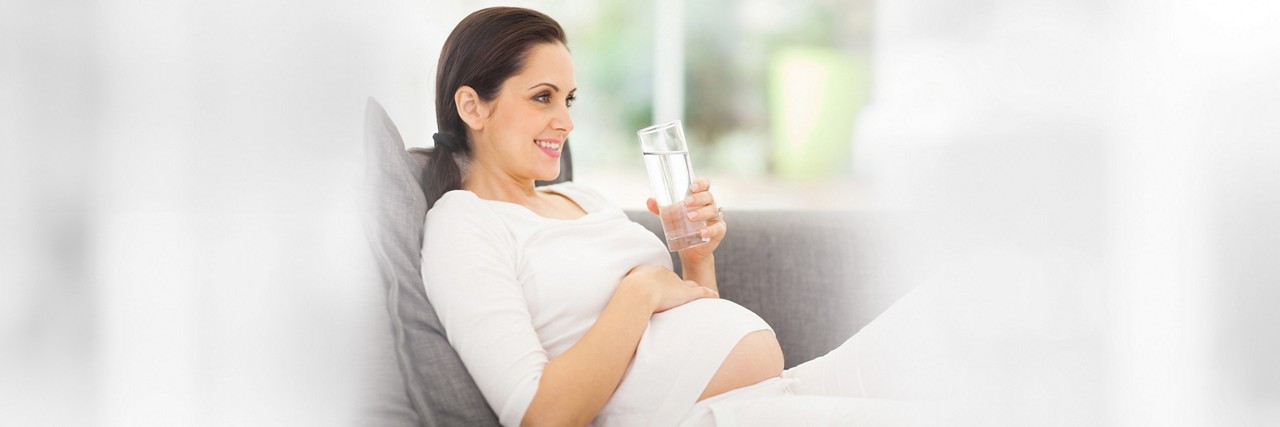 Schwangere mit Wasserglas