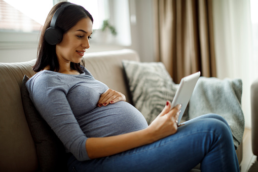 Wirkung deiner Stimme auf dein Baby im Bauch