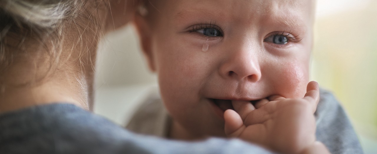 Aptaclub DE baby weint auf mutters arm