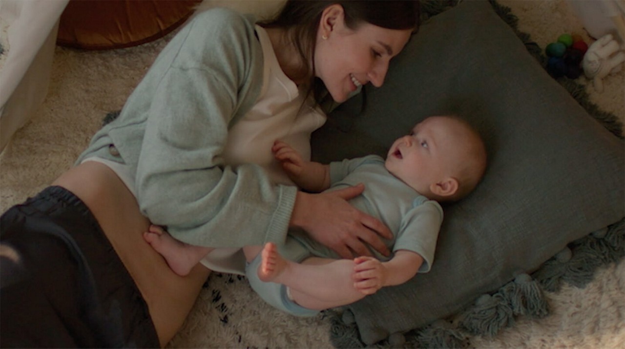 Frau mit Kaiserschnittnarbe und Baby