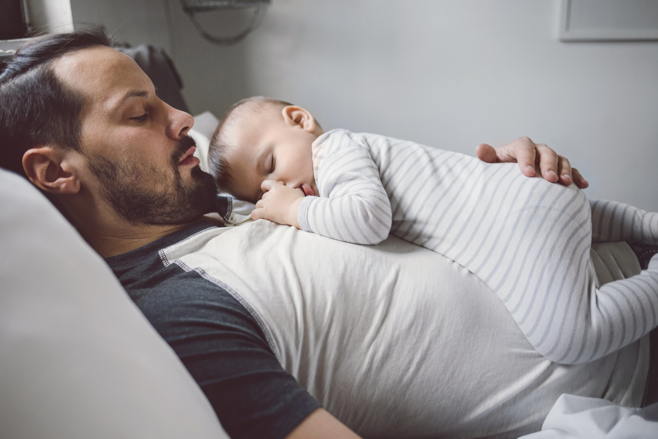 Eltern kuscheln mit Baby