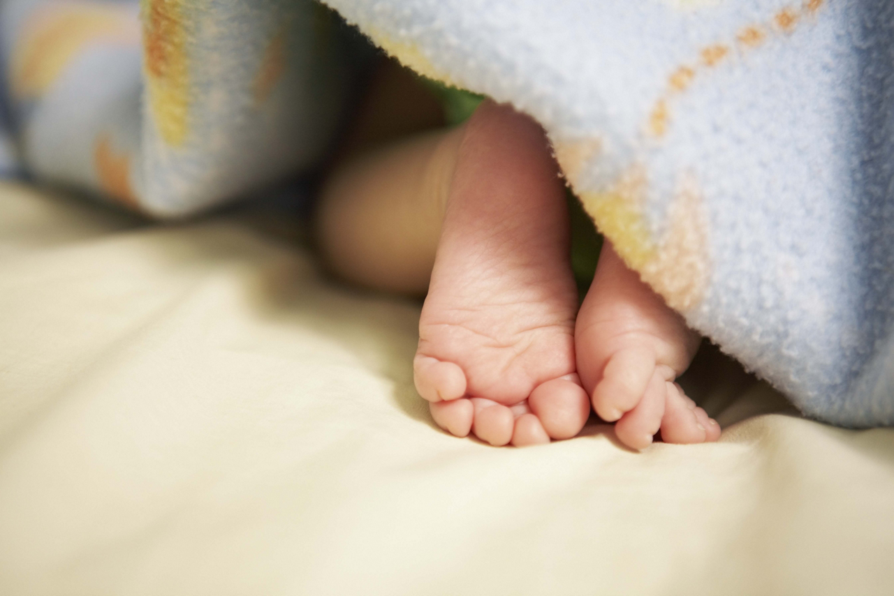 Baby Füße unter der Decke