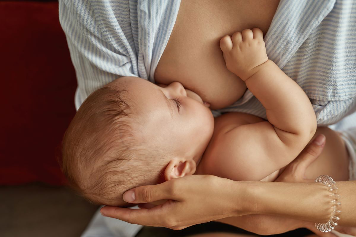прикладывание к груди новорожденного