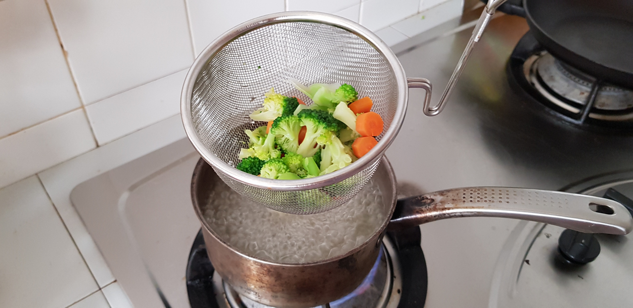 Broccoli carrot pasta drain veggie