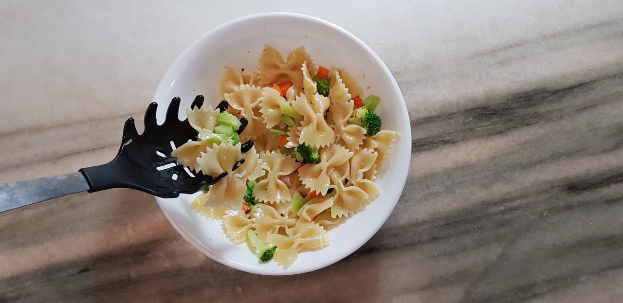 Broccoli carrot pasta toss pasta