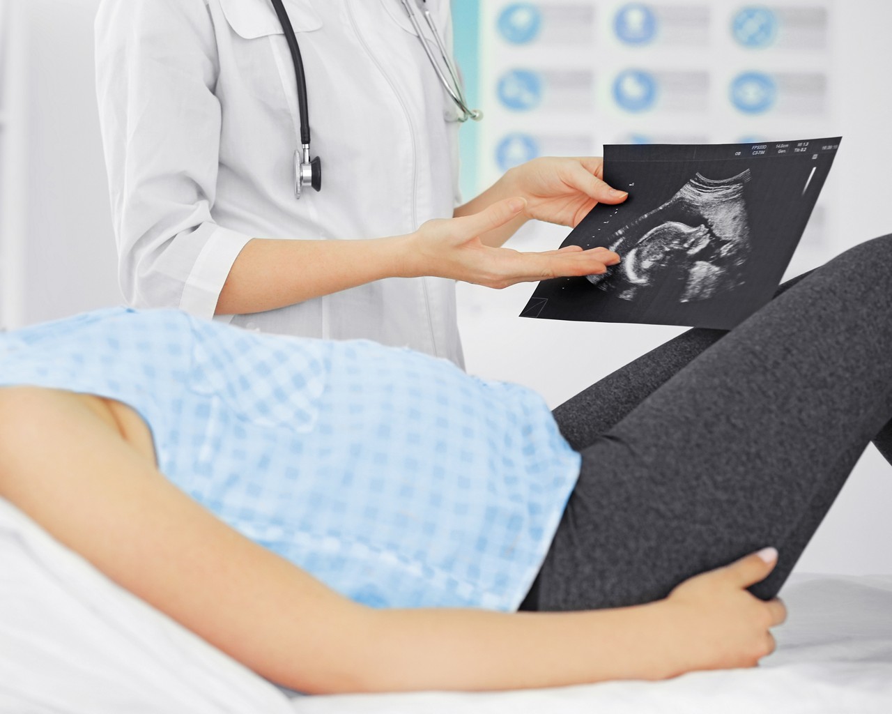 Doctor mother ultrasound scan
