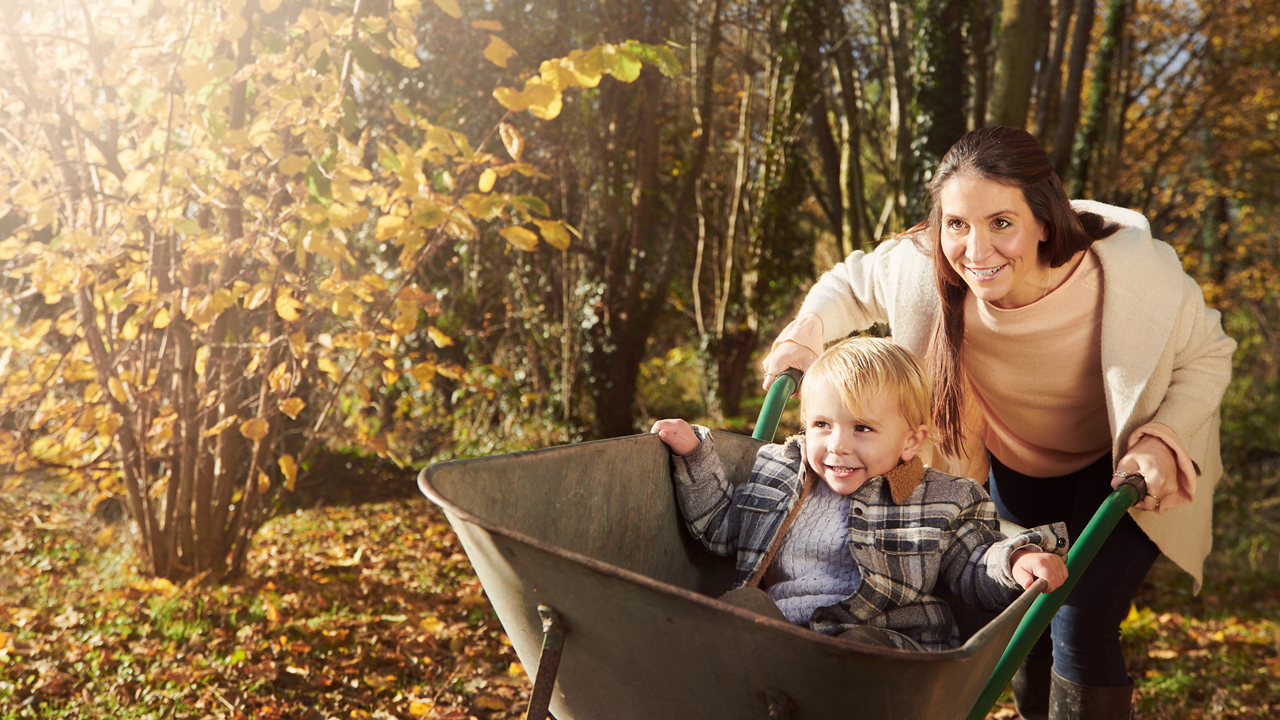 Homepage Nutricia mother son wheelbarrow
