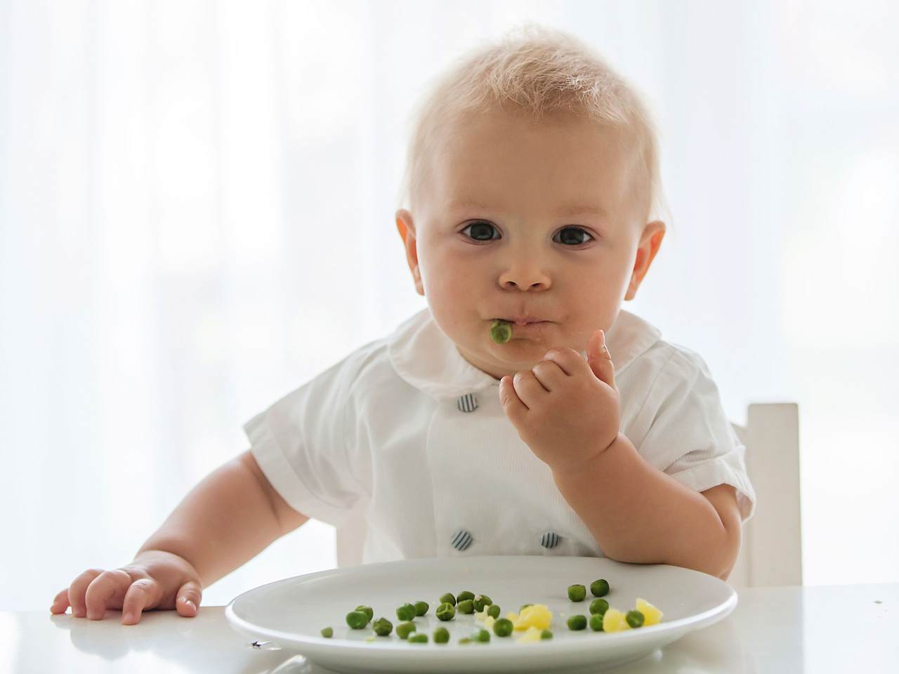 Baby isst Gemüse  
