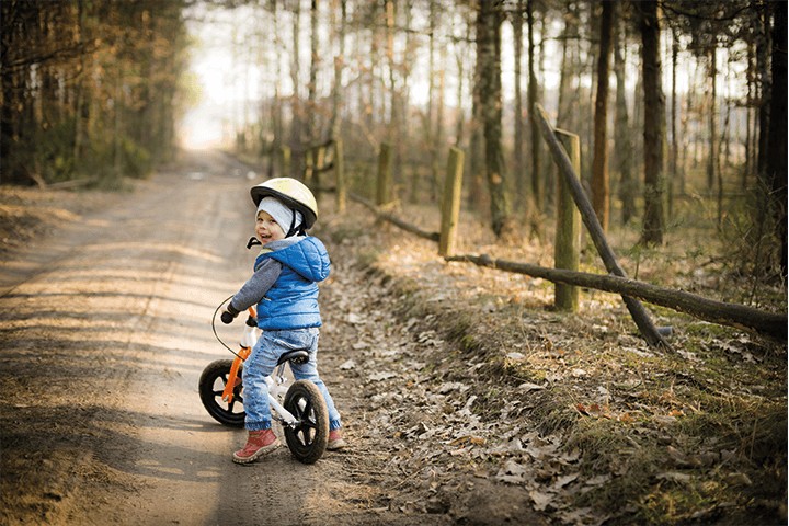 Kind auf Fahrrad in der Natur