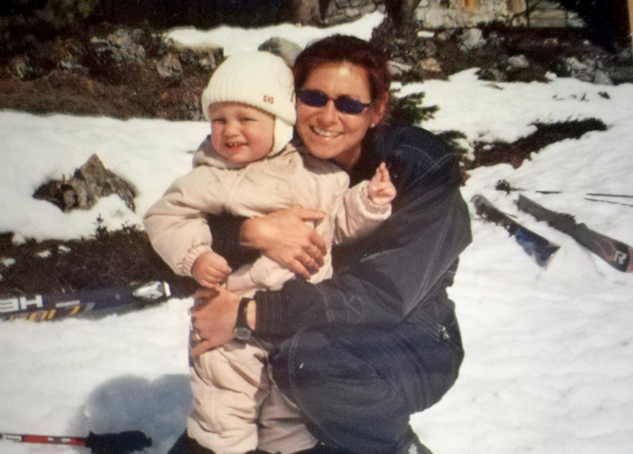 Michaela mit Sohn Stefan im Schnee