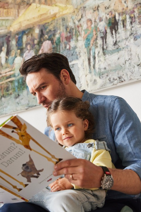 Milupa Neureuther Felix mit Kind Vorlesen