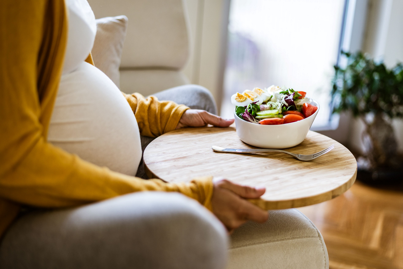 Schwangere Frau mit gesundem Salat