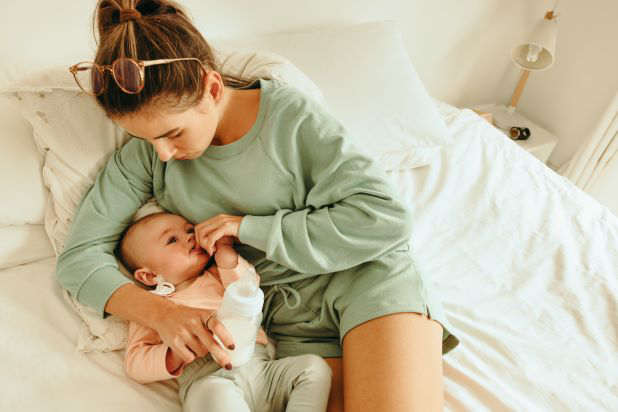 Mama hält Baby abends auf den Armen