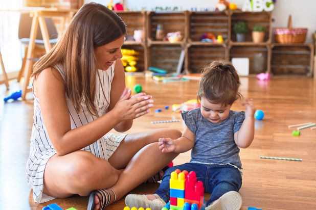 Kinder sitzen auf dem Tisch
