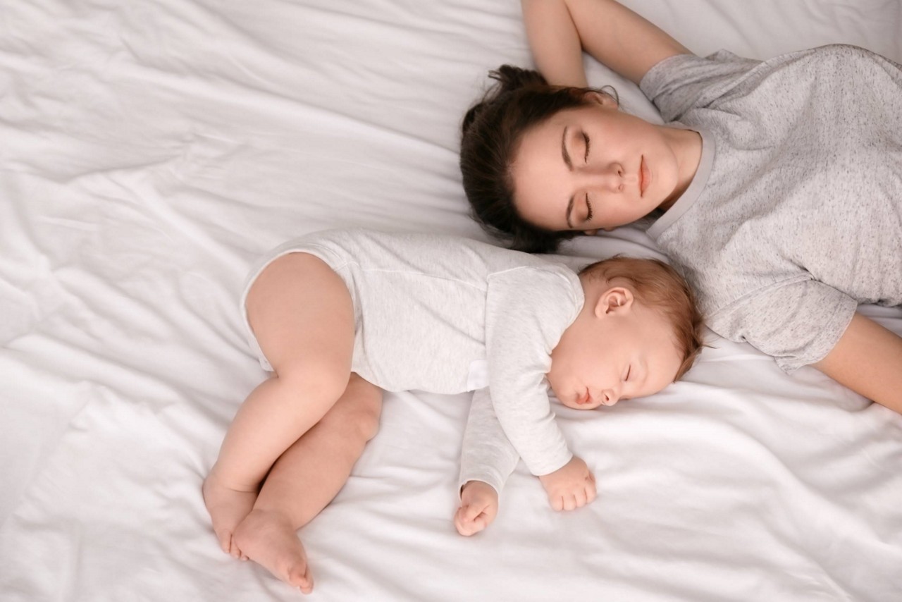 mom-sleeping-with-baby