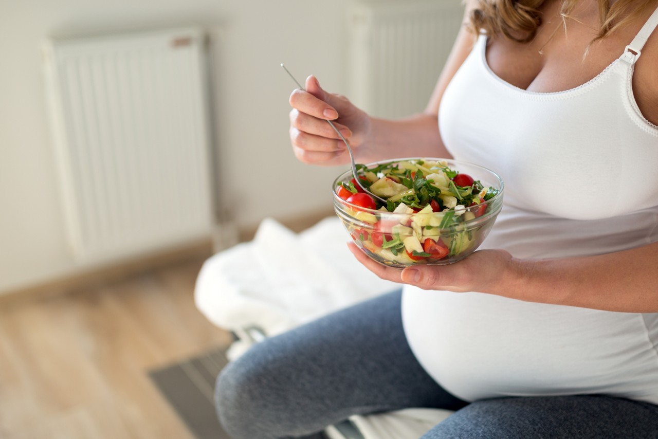 Pregnant eat salad