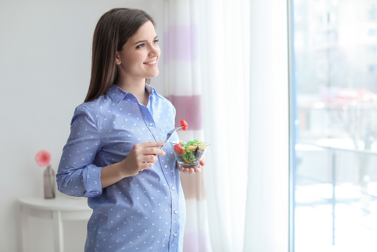 18th-week pregnant woman eating salad