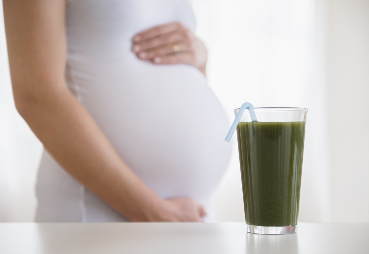 Pregnant woman green smoothie