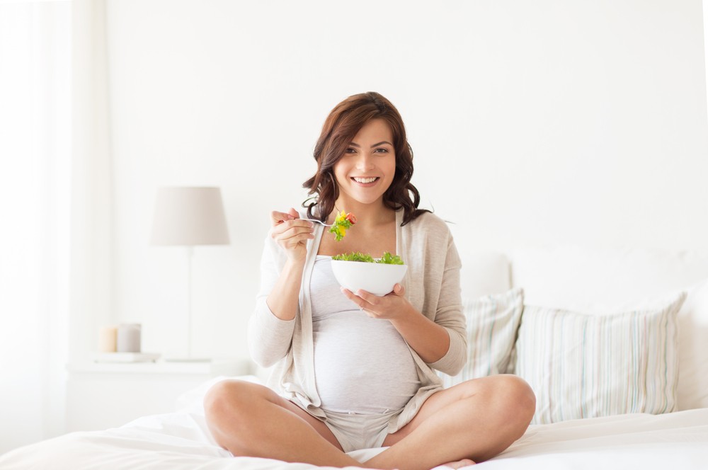 Pregnant women eating salad