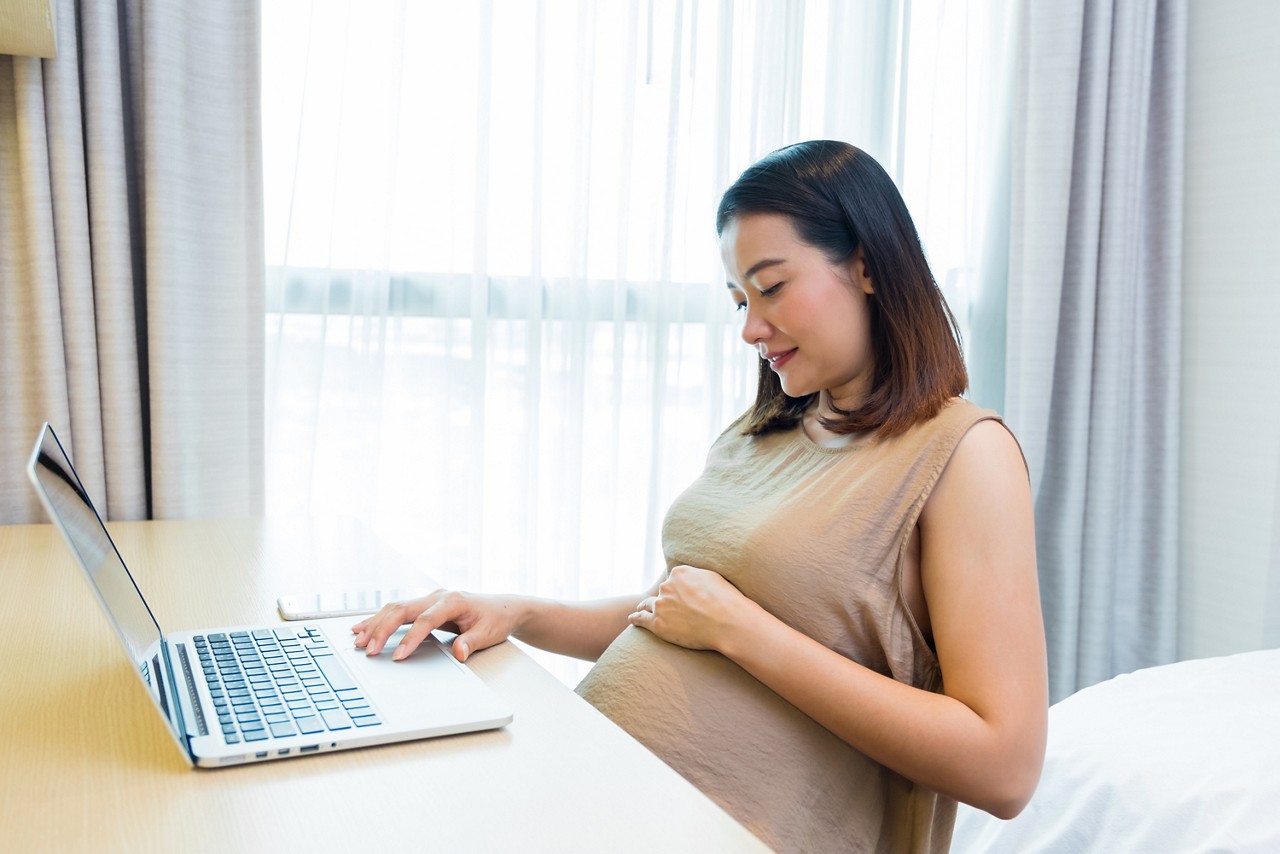 The 25th-week pregnant woman working from home