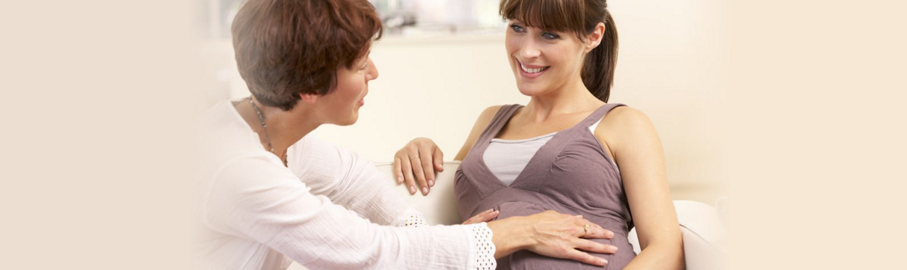 Schwangere mit Hebamme