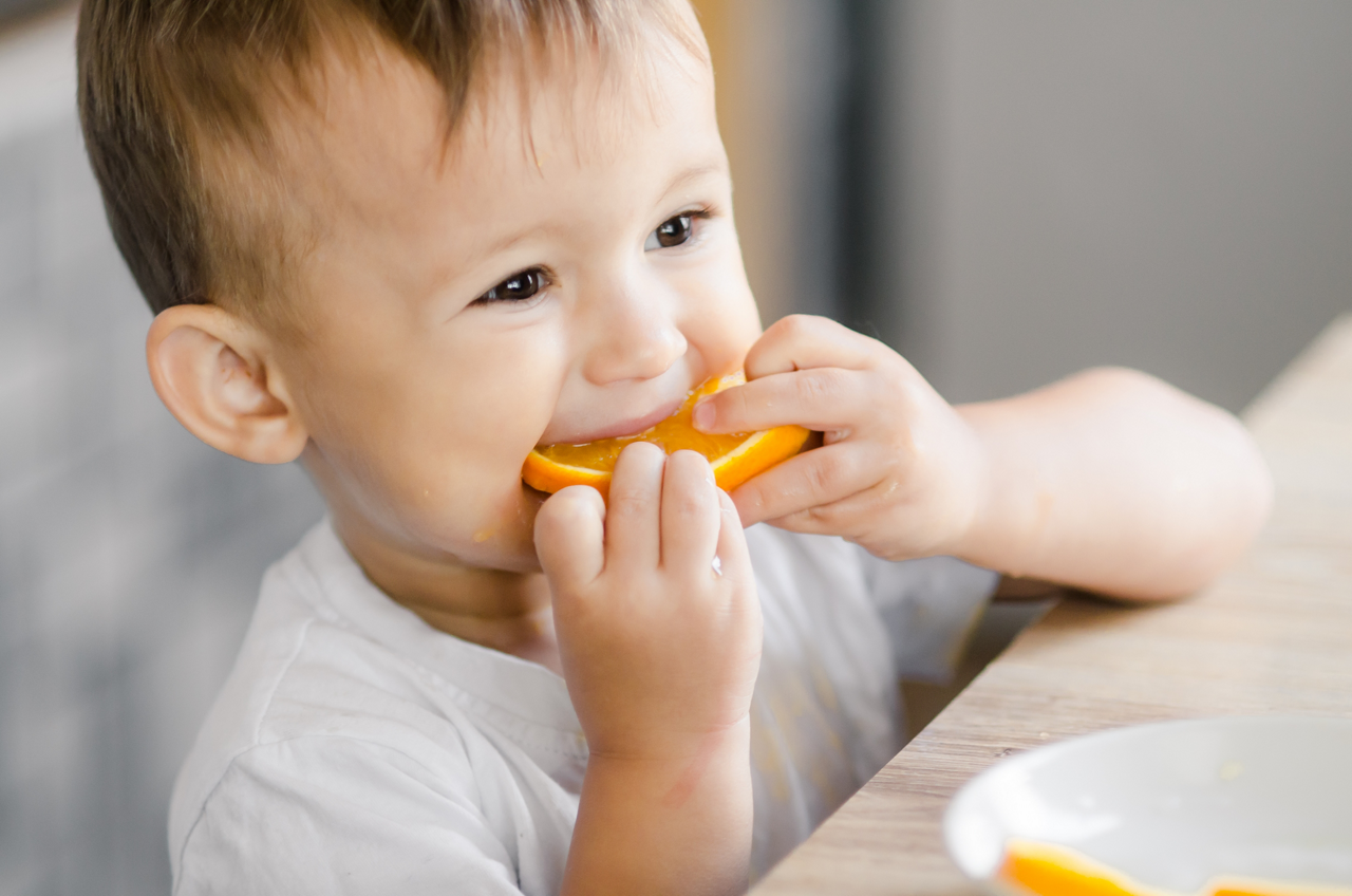 toddler-eat-orange