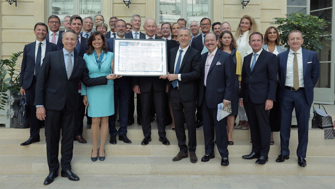 Group of executives who signed the B4IG coalition and hold the pledge in their hands. 