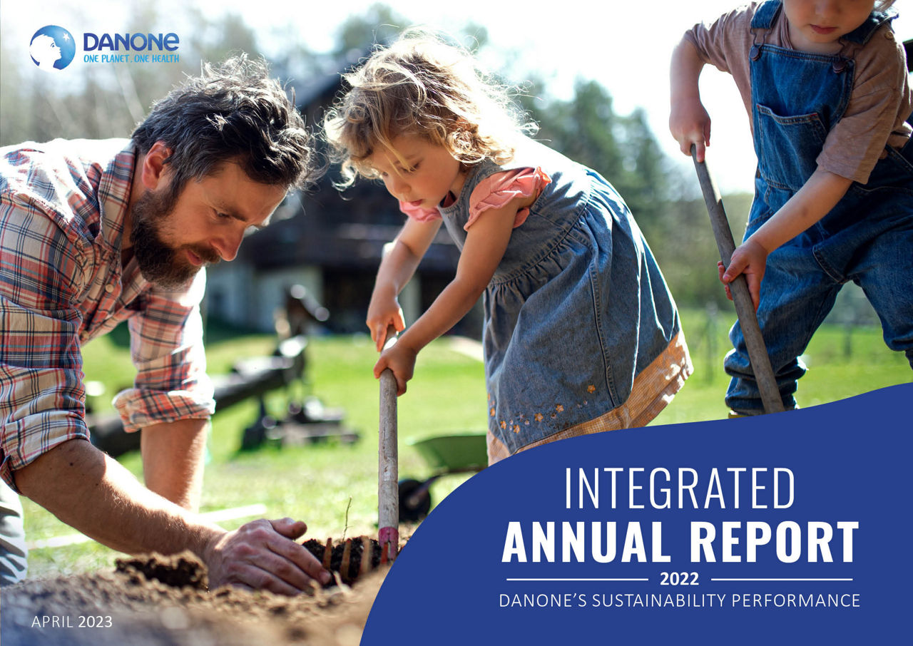 Banner Danone Integrated Annual Report 2022 - a father and children gardering