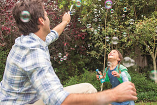 Vater macht Seitenblasen mit seinem Sohn