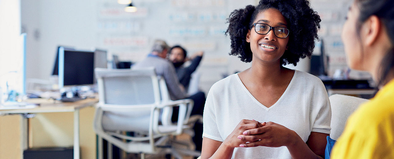 Réunion de groupe entre deux jeunes femmes 