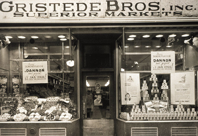 vitrine d'une échoppe qui présente d'anciennes affiches danone