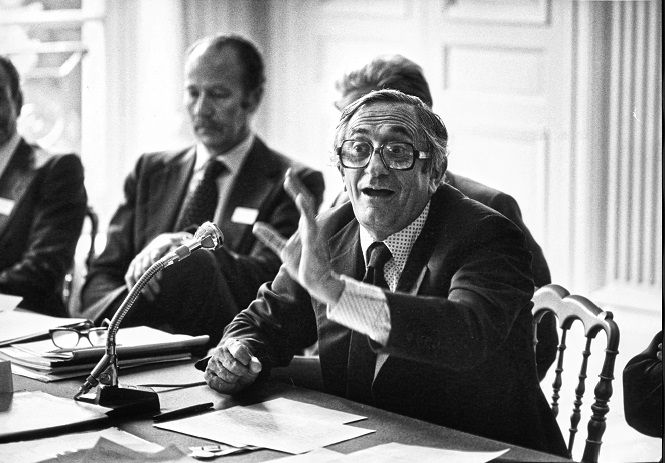 Photo de Daniel Carasso pendant une interview en noir et blanc