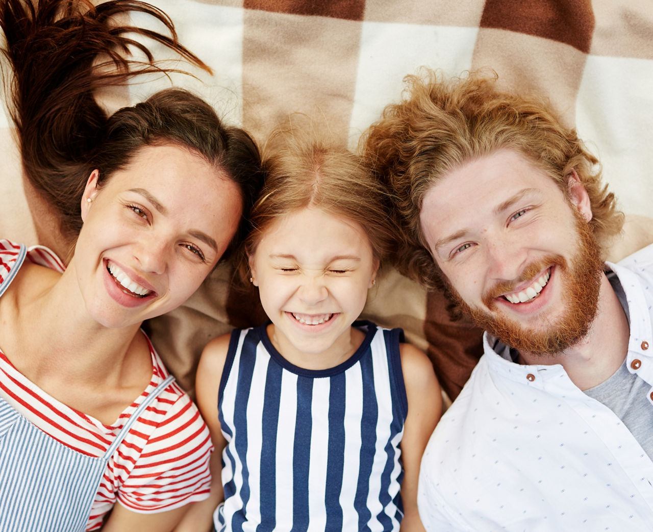 Illustration of a familly smiling 