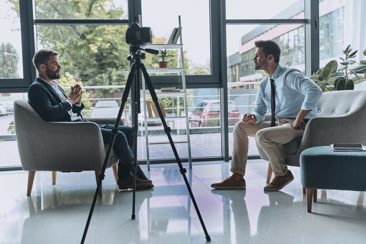Presseinterview mit zwei Männern und Kamera
