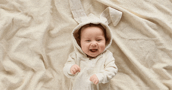 Baby lachend im Strampler mit Hasenohren GIF