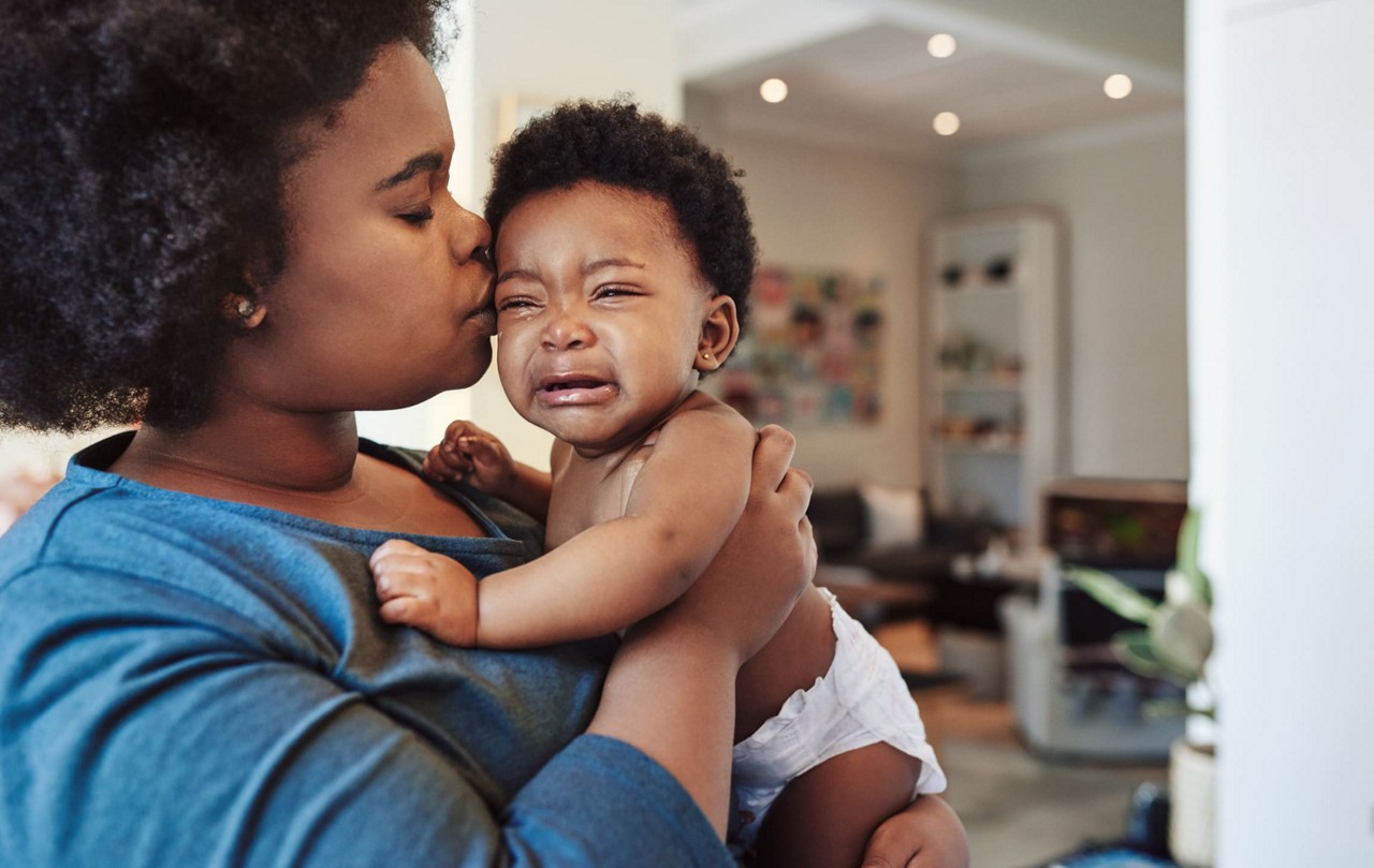 Bebe dans les bras de maman crise de pleurs