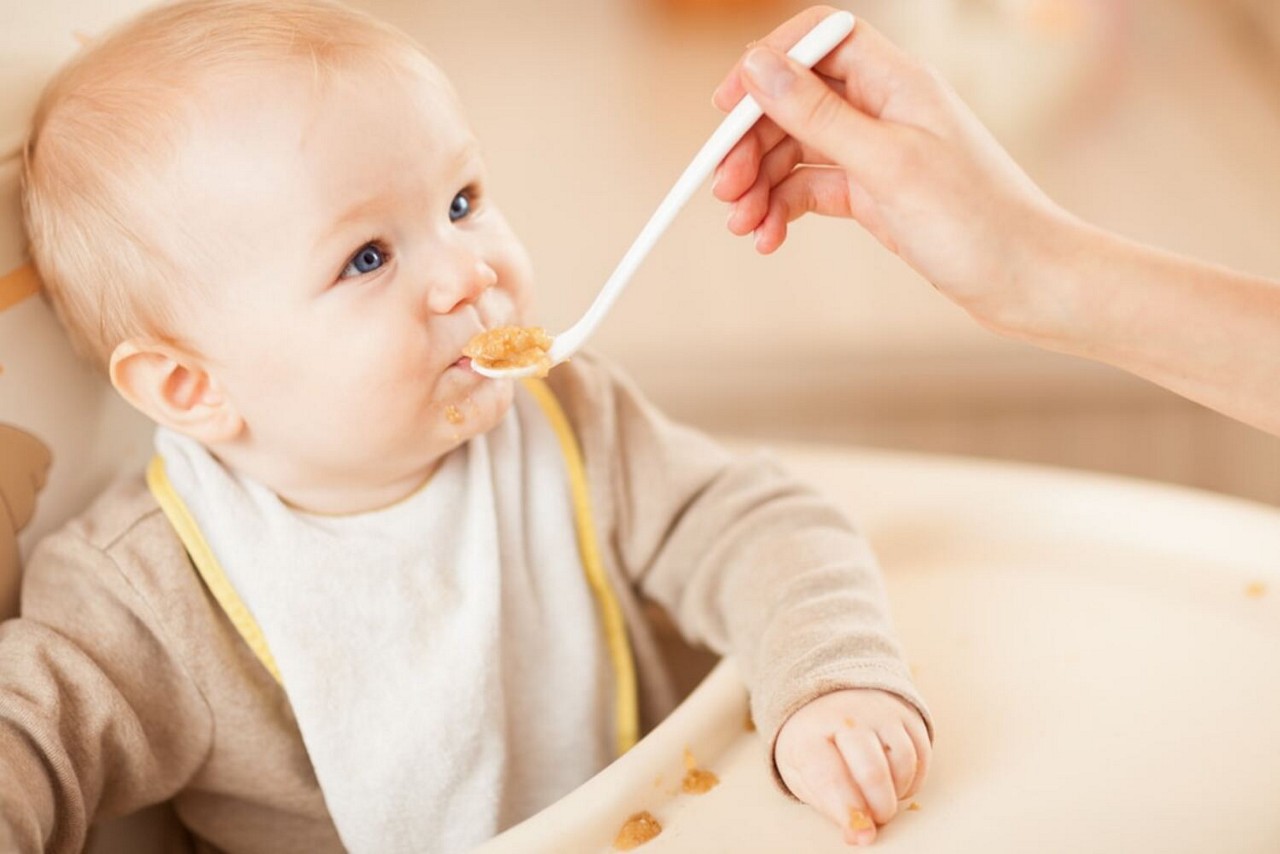 Bebe entrain de manger