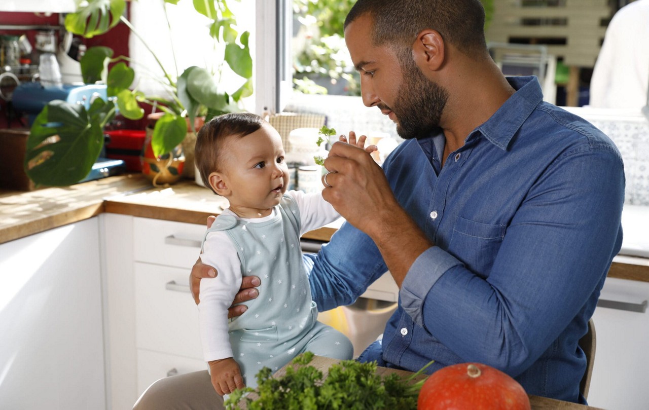 Bebe sur les genoux cuisine