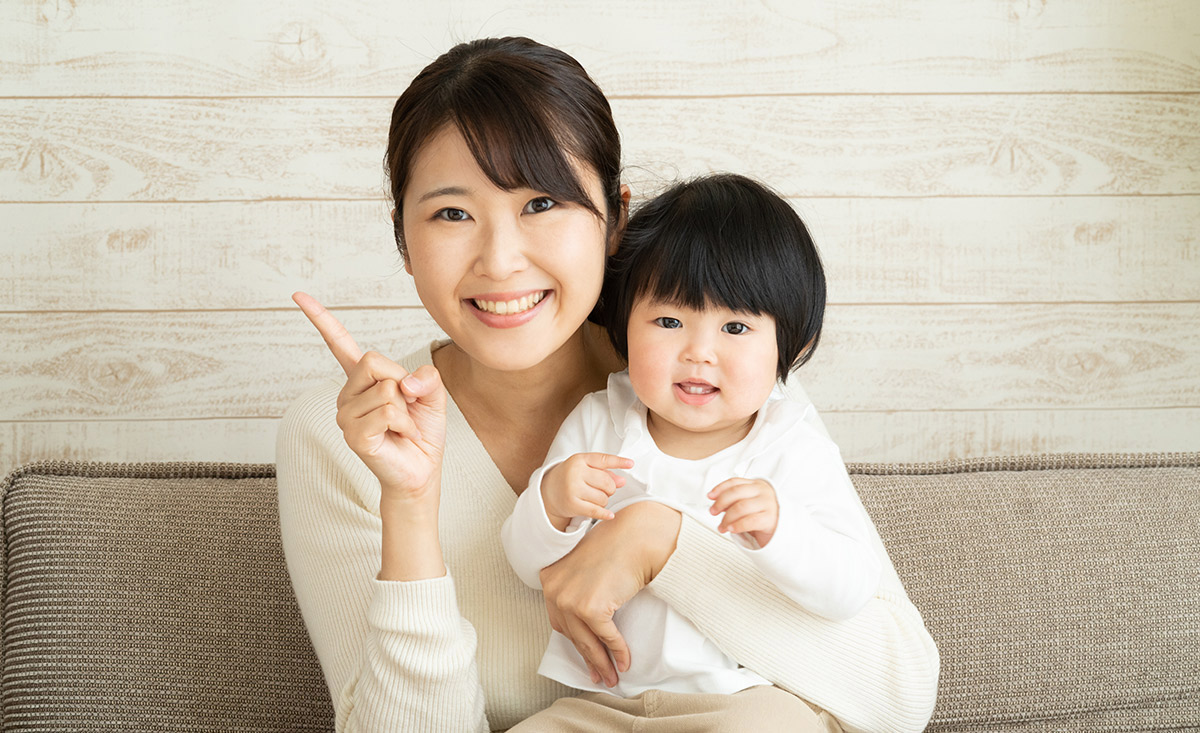 Японская мама показывает. Азиатская мама и ребенок. Мама китаянка. Японские мамы мамы. Азиатская мама грудничок.