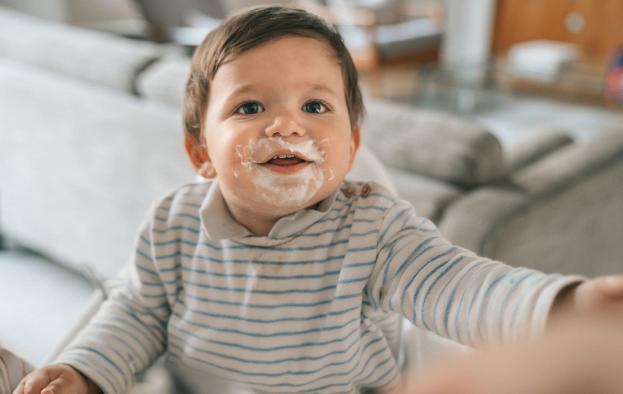 Enfant chaise haute mange yaourts