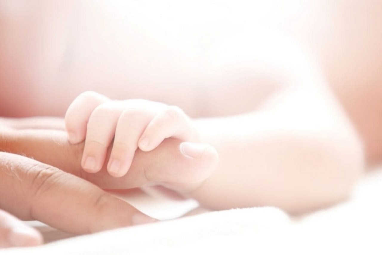 Enfant premature petite main