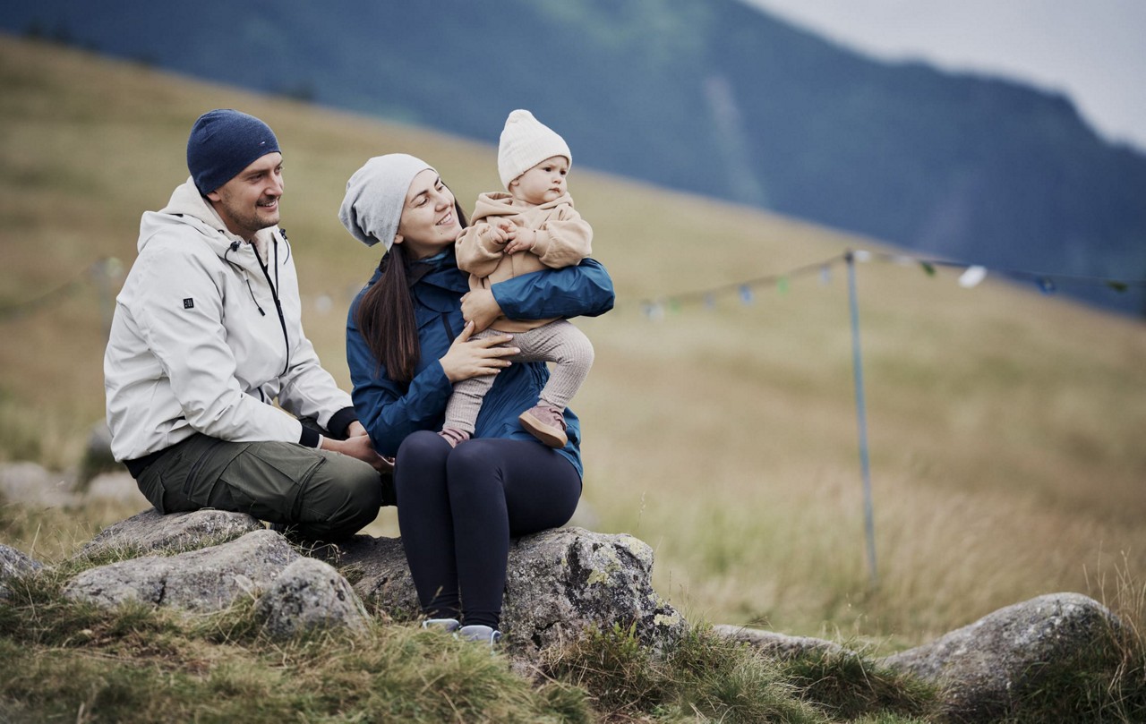 Famille en vacances montagne rocher