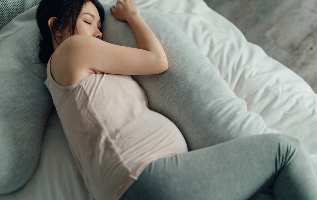 Femme qui dort coussin de grossesse