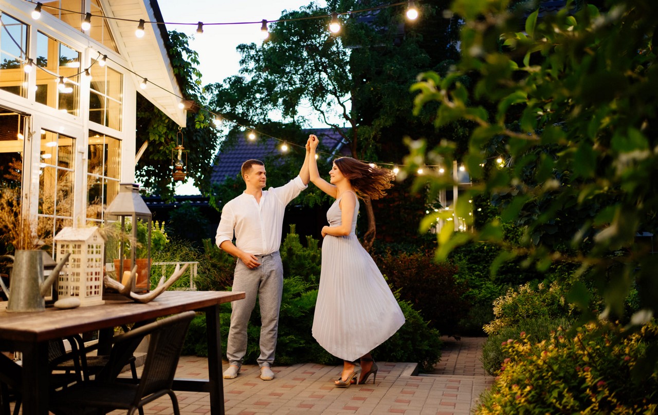 Jeune couple danse jardin guirlande guinguette