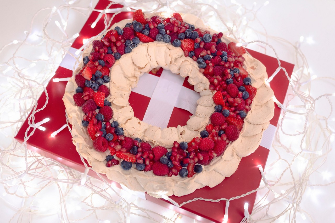 Fresh berry meringue wreath