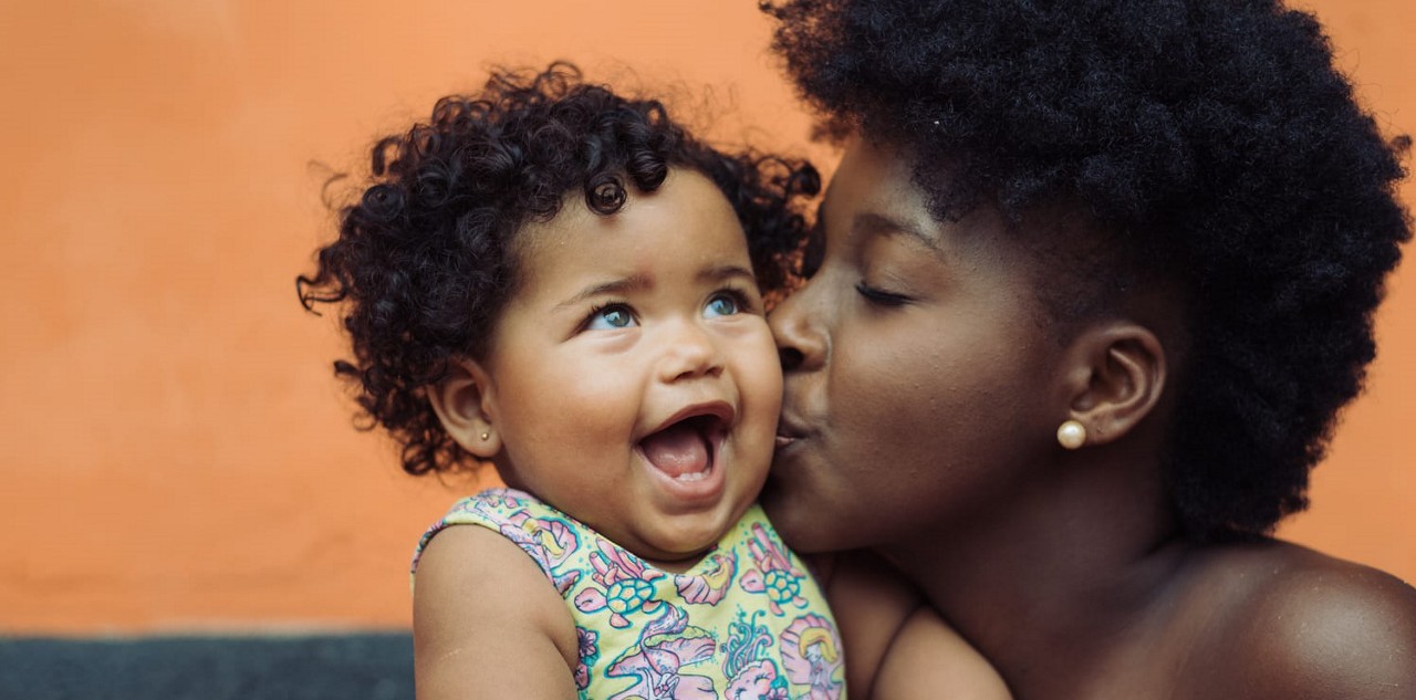 Maman fait un bisou bebe 1